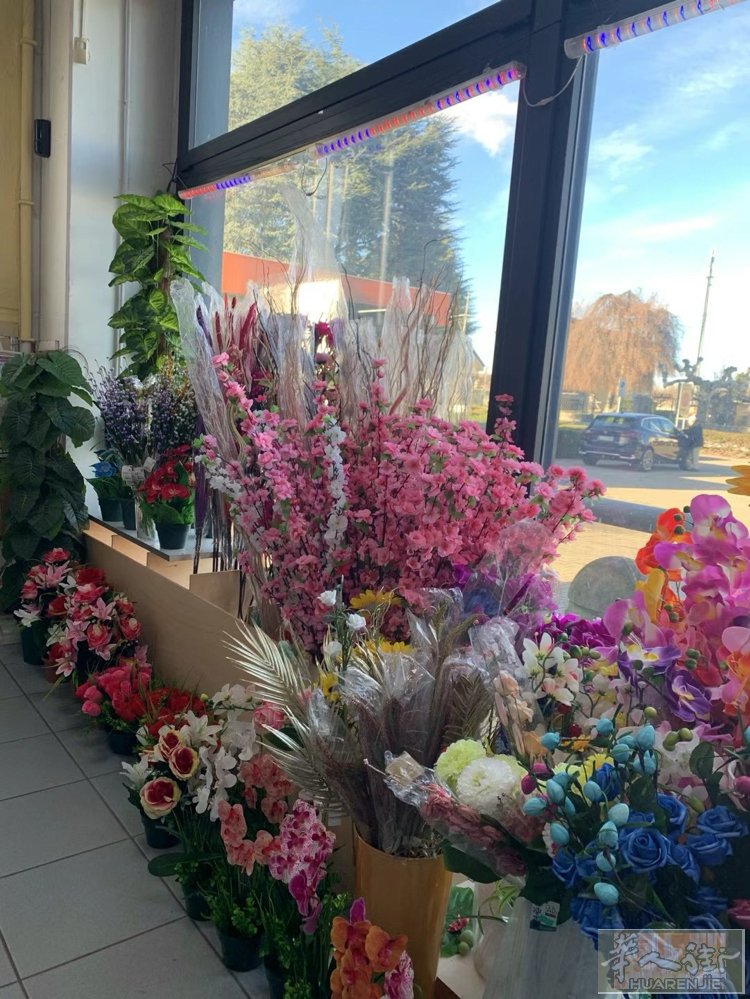 百货服装店转让 十几年老店700多平方，位置在Borgomanero近Aron