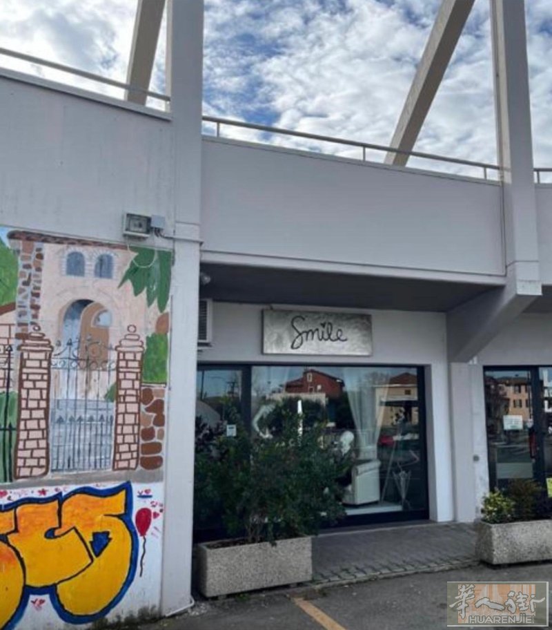 VENDESI NEGOZIO IN PIAZZA MARCONI A LESI