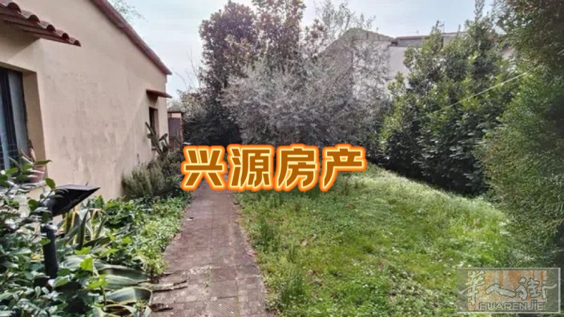 Prato在iolo 大型落地房带仓库C2出售 ： 房子是两层加阁楼 有院子 仓