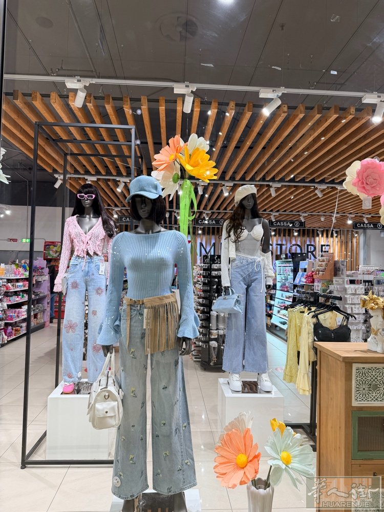 Verona 诚招熟练百货两名 住家离店两对面 交通方便 两个人一个房间 要求会