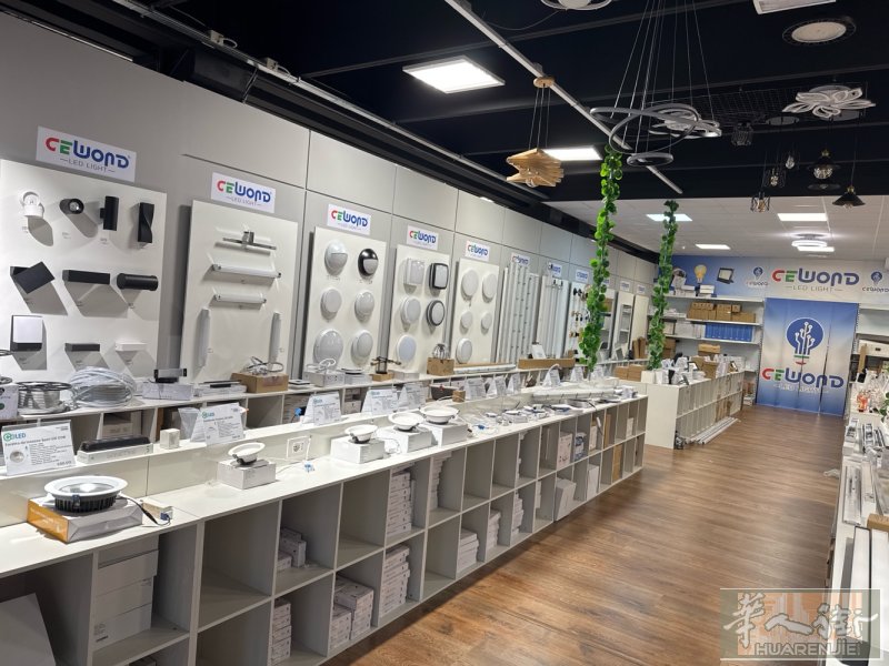 FIRENZE灯具批发店，招1名销售员，男女不限，不懂灯具知识可边工作边学习