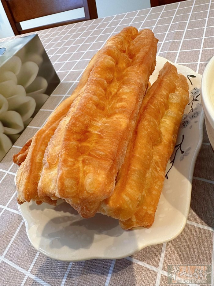 大麻花儿和粘豆包，肉皮冻，年糕饼，蛋糕，炉果，豆面卷，辣白菜，桔梗咸菜，，，，，