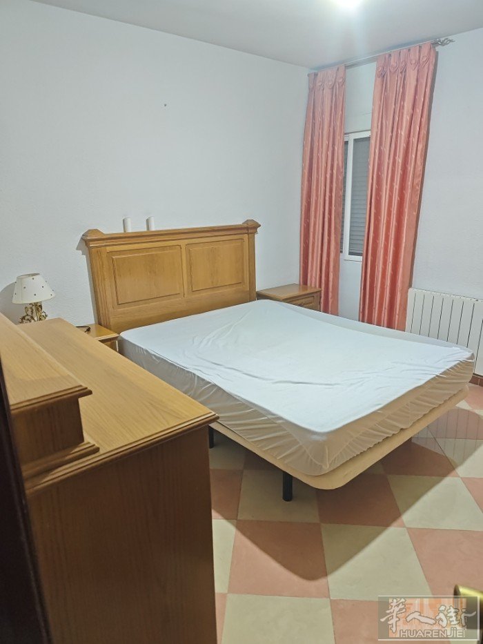 parIa：有房间出租：火车站附近。住家人少：需要车位可连带车位一起出租。
