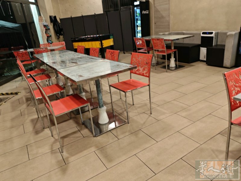 独家出售 米兰边 lecco 城市边 大马路上 省道 老外转让 酒吧 比萨 ke