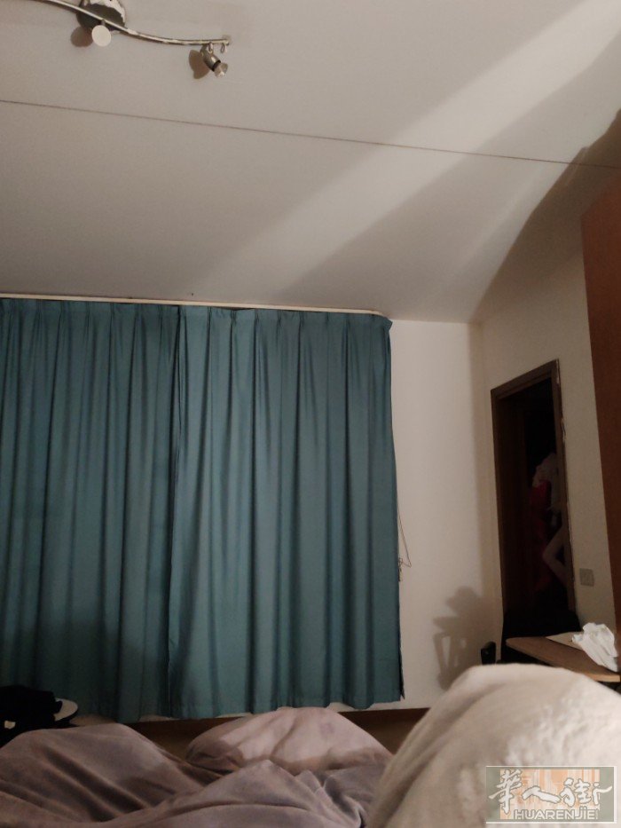 在prato，VIA罗马近华人教会与红袋子公司这里现🈶一住家，停车位好多人少，