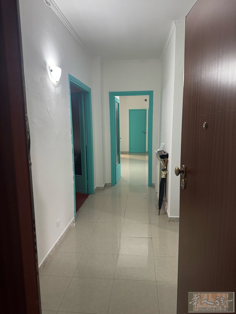 转租via strozzi 阳光超市对面91号一楼，有铁门，四房一厅一厨房两个卫