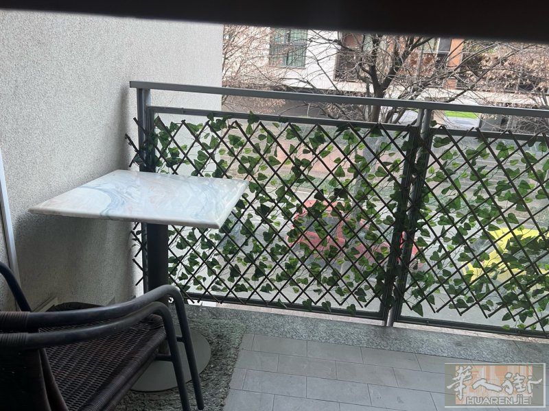 米兰边Monza方向，Vimercate 批发商场附近四房一厅二卫厨房车库双阳台