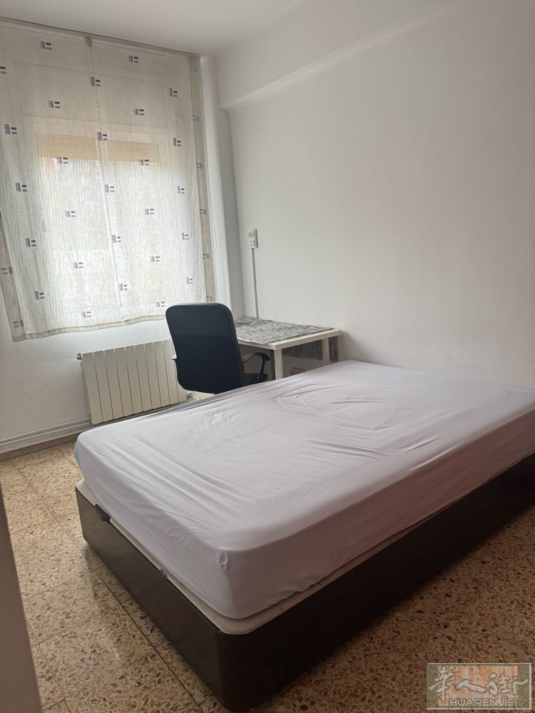 besos 地铁口附近 阳光房出租 房租530包水电 联系电话610102117