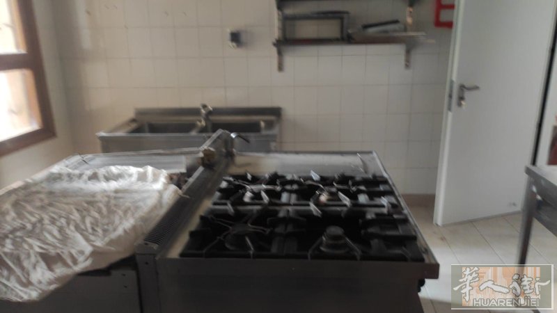 老外餐馆 全新装修出租 在jesolo 附近城市 大路上 来往车辆多 位置居中.
