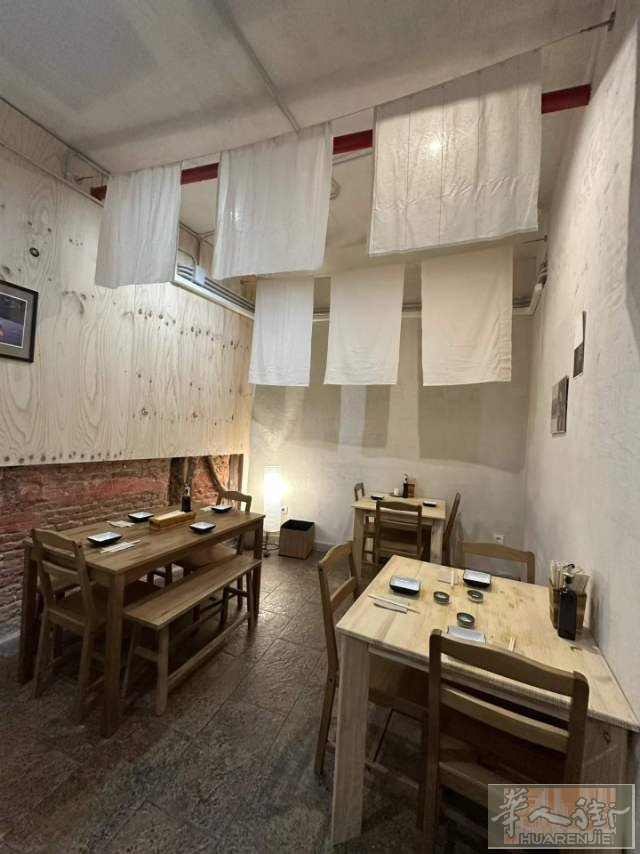 马德里市中心，130平米的餐馆转让，证件齐全，房租