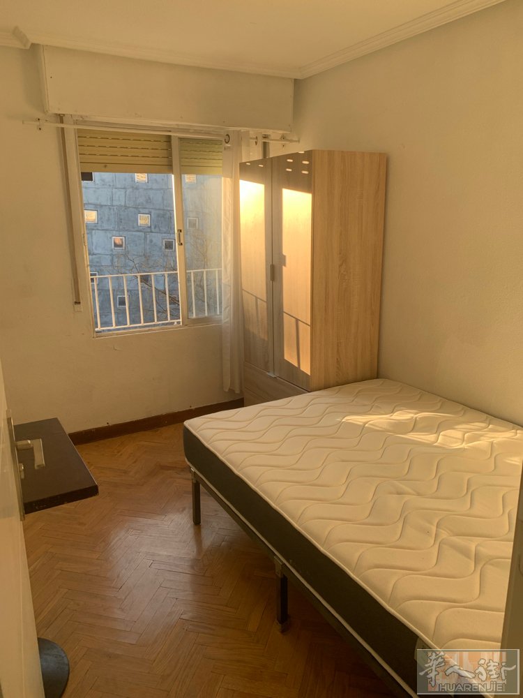5路地铁vista alegre  离地铁口2分钟左右 现有一个大房间出租一米五