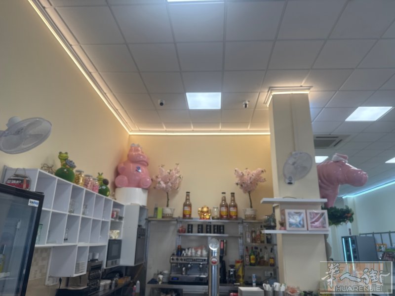 Torrevieja 市中心旺铺楼层高4米  34