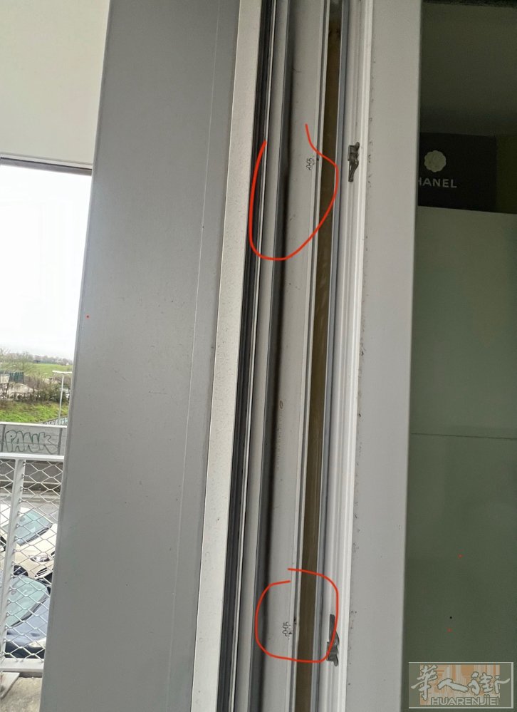 装修师傅看一下 这个窗户缺两个钉子需要安上 有懂得请联系062219327