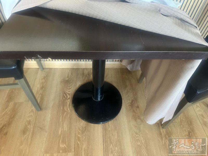 brescia底价出售二手桌子、桌面带脚尺寸65x70有23张，桌子65x65有