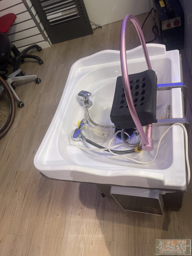 水疗洗头床，全新的 ，300欧元 联系371376