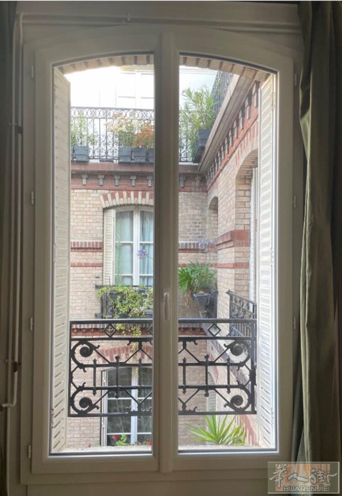 出售 – 两扇适用于此建筑的白色拱形PVC窗户  由于原木工安装失误，这些窗户已