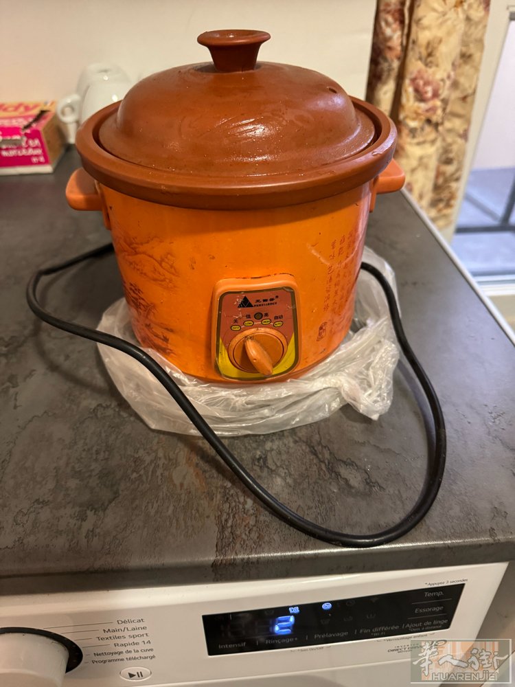 出售小炖锅陶瓷的，10欧，中号15欧意者电话：0665586888