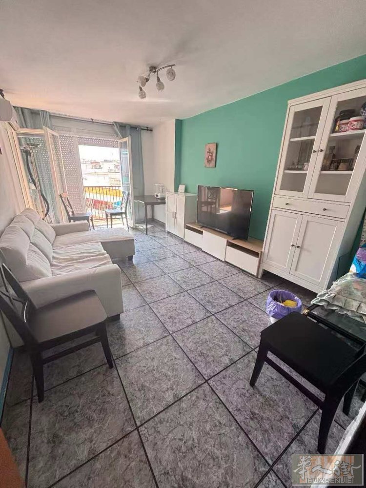 Hospitalet 出租一间单间，可随时看房入住，离l1仅步行1分钟，l5步行