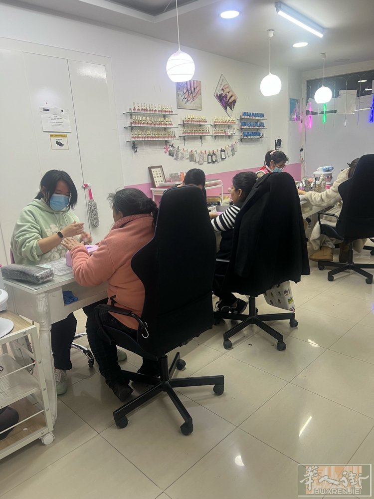 转让马德里5号地铁Quintana。美甲店空间大可以带按摩有5个房间。现在只有美