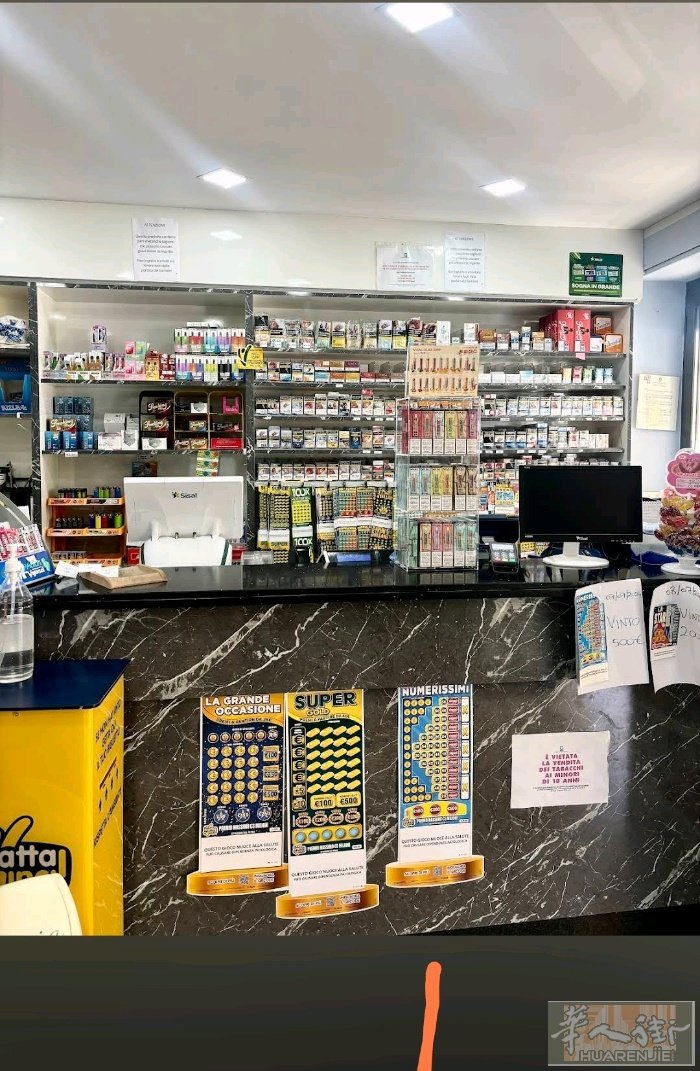 米兰边  pavia 小镇市中心 教堂边广场 转让 好酒吧-烟吧 带老虎机 大面