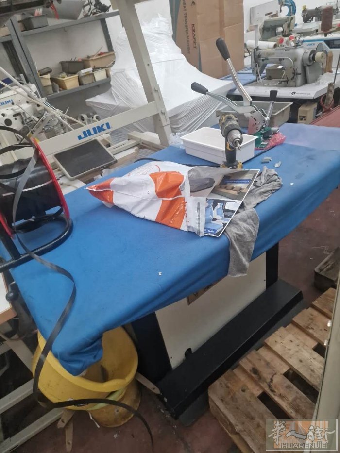 王师傅缝纫机店出售4方形大面积烫台。联系电话3332662792