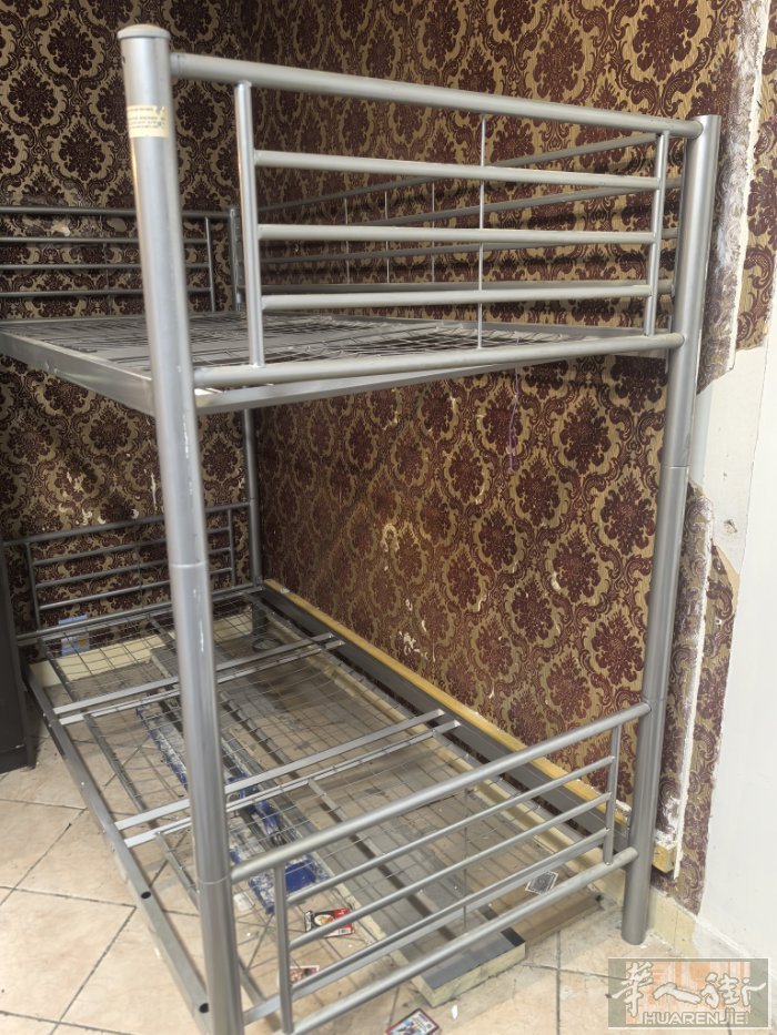 大家好我有个上下单床，转让100欧。有需要请联系我：0749559711