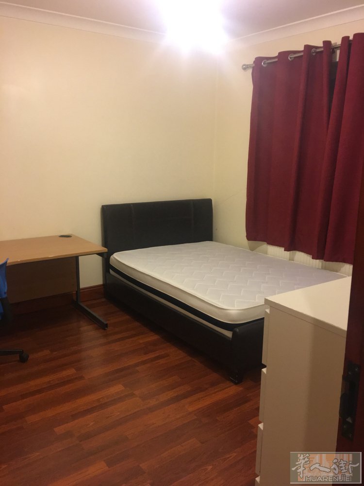 伦敦东三区WALTHAMSTOW 地铁站附近超低价便利房间出租！ 【价格】单人间
