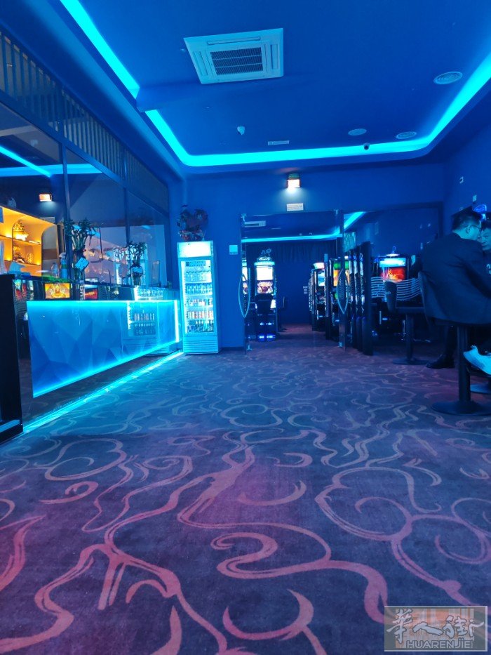 新开老虎机店，位置在iolo附近，via delle combaie 2P2 P