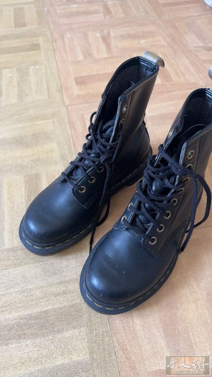 出DR.Martens靴子 35码 95新 状态很好 没穿几次 法国购入 现出3