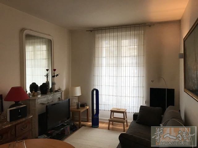 巴黎14区豪华两室公寓，装修豪华，二楼，交通方便，近地铁4号线porte d’orléan 两分钟，tramway 以及公车2分钟，到montparnasse只有5站地铁，到巴黎十三区中国城只有4站电车，巴黎著名的大学城就在旁边，走路3分钟就到montsouris 大公园。商业繁华，超市，邮局，银行都在周边，安全，带家具，电视，网络各种设施齐全。单独供暖，不包电网，二楼没电梯，釆光很好，朝南。房租1550，其中包含杂税120欧元，可以申请房补。