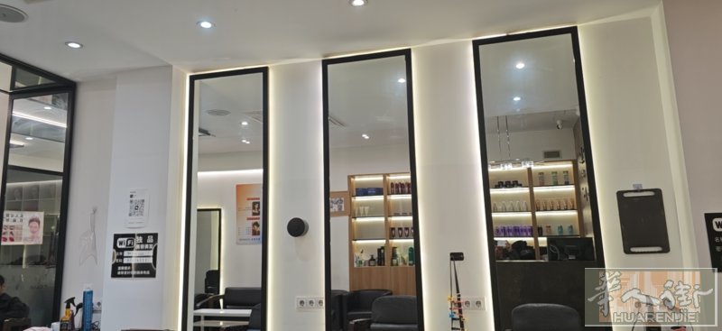 马德里usera店面转让，租金1100欧，面积11