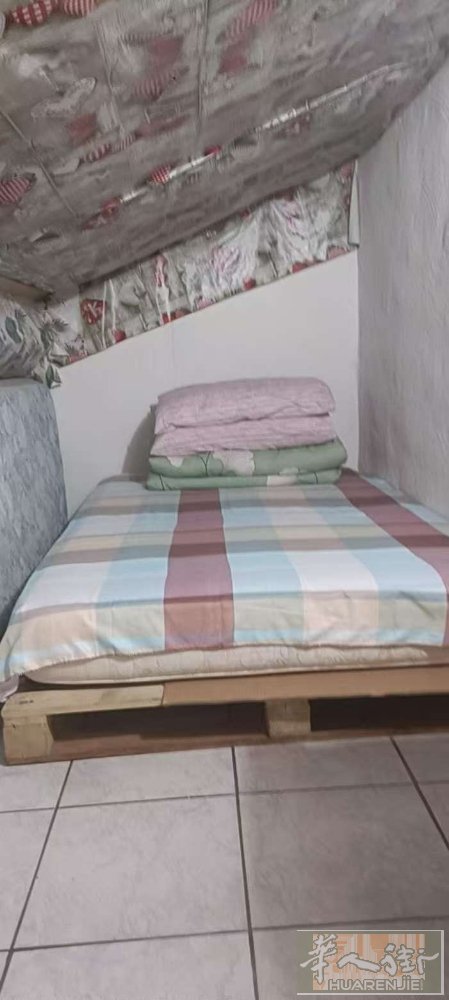 在中国街香满楼附近有散铺10欧元一天、还有阁楼单独房间一个15欧元、房间卫生干净