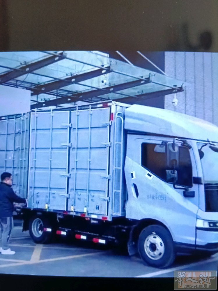米兰搬家（自带搬运工人）,也适合人多，行李多搬家服务，还从事拆卸家具，安装组装家