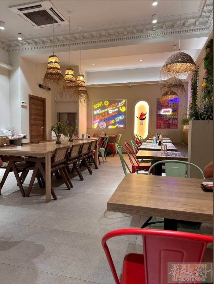 好位置店铺转让，近LICEU 地铁口3分钟，calle Ferran 店铺140