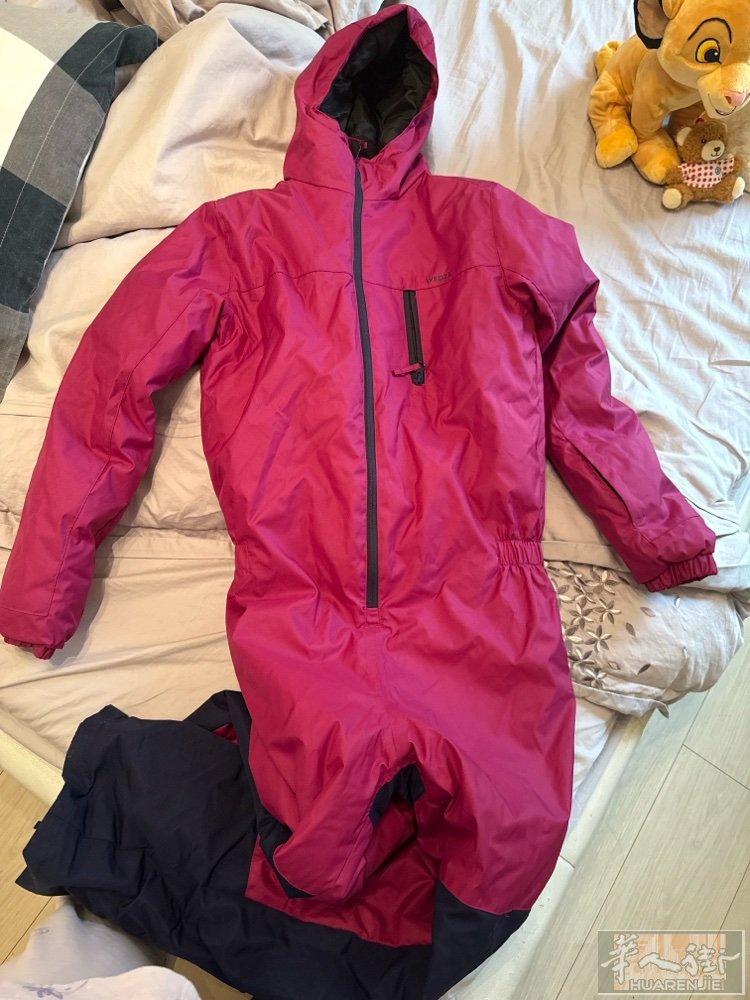 滑雪服就穿了一次全新没区别了   迪卡龙买的有需要的联系 标签上标的穿到 14a