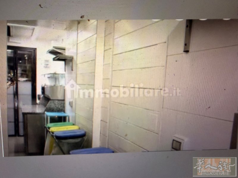 打包店 整个设备 还有 cappa 烟囱 很大的 ➕ 地下室冰箱 3 个 还有 abbattitore酒吧柜台 全部卖掉 有兴趣 ➕微信 LIBERTY1688888价格面谈 看了 再说  在 米兰 大货车站附近 还有 日本 日料 已形成用品 等 要的话也可以一起卖掉