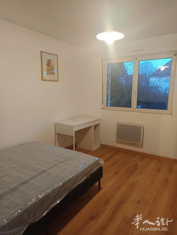 【三月中旬起租】斯堡公寓招租房屋类型：50 m2一室一厅公寓，带5m2阳台，有小院。整租合租都可以。出租时间：目前房子还在装修，预计3月中旬可以入住。地理位置：A/D线(SaintFlorent站)靠近火车站距离市中心15分钟距离Tram站步行8分钟距离高商/大学37分钟位置安全，周围安静，出行方便。周边设施：欧尚商圈，周边超市、餐厅、咖啡馆齐全，生活便利。家具设施：家具齐全，厨房设备齐全，洗衣机，厕所浴室分离。租金：850包charge感兴趣欢迎微信联系：wxid_0b1p16awvp4712