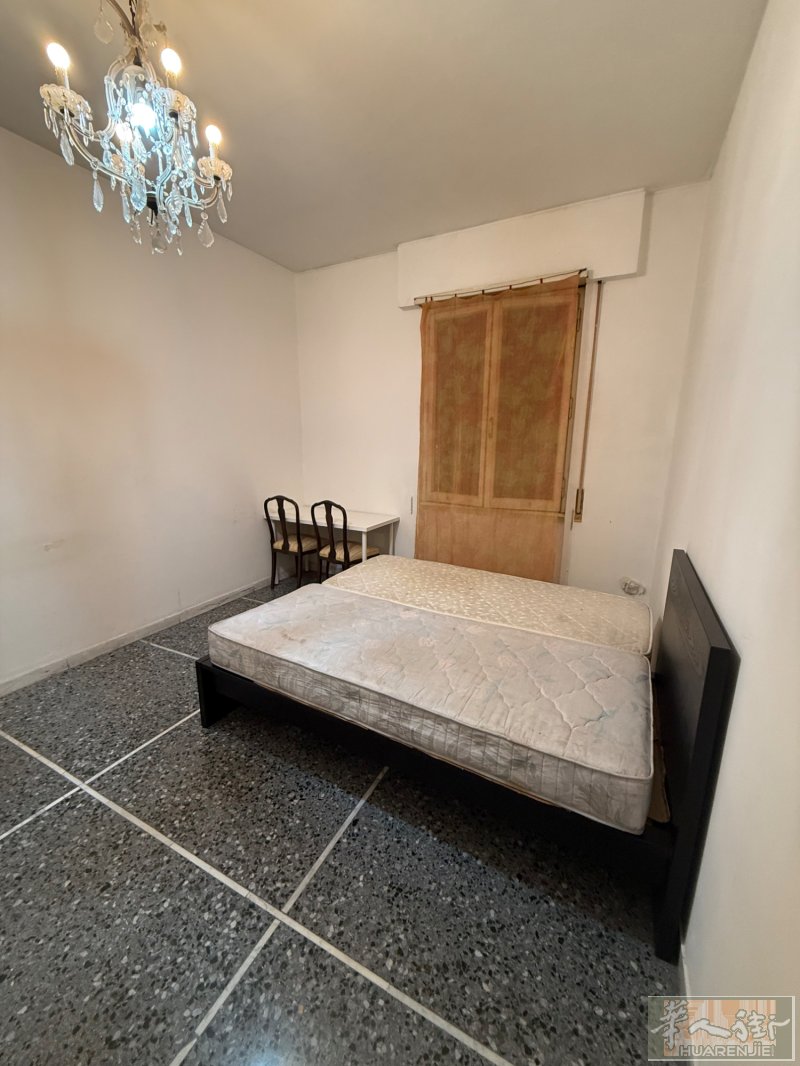 San Agnese/liabia 地铁口有大房间出租 +39 331 5005857