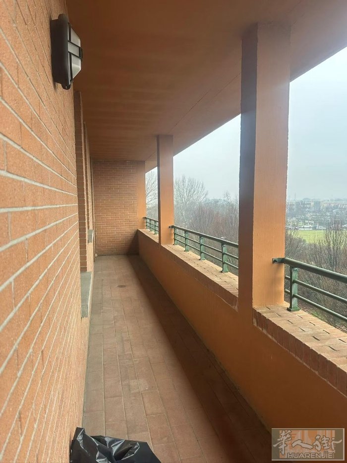 Via roma 新coop附近三室一厅两卫出售四楼有电梯两个阳台带私人停车位跟