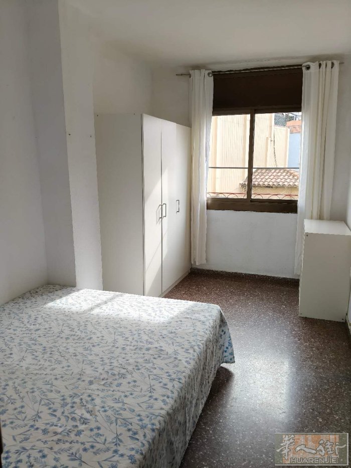 巴塞近2路地铁Sant Adria地铁口附近仓库区有阳光房出租，三楼带电梯、有阳