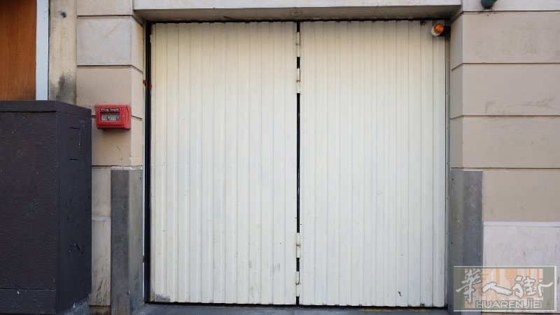 【出租】巴黎11区地下车位｜适合小型/中型车｜安全门禁｜ 位置：巴黎11区 rue popincourt ，地段便利，交通方便 车位类型：地下私人车位，适合小型或中型车辆 门禁安全：需使用遥控钥匙开启车库入口，安全性高 即日起可租 租金 110€/月 押金200€ 到时候退还 ✅ 私人地下车位，避免日晒雨淋✅ 适合居住或工作在11区周边、需要固定停车位的车主 有意者请短信联系 0621450357