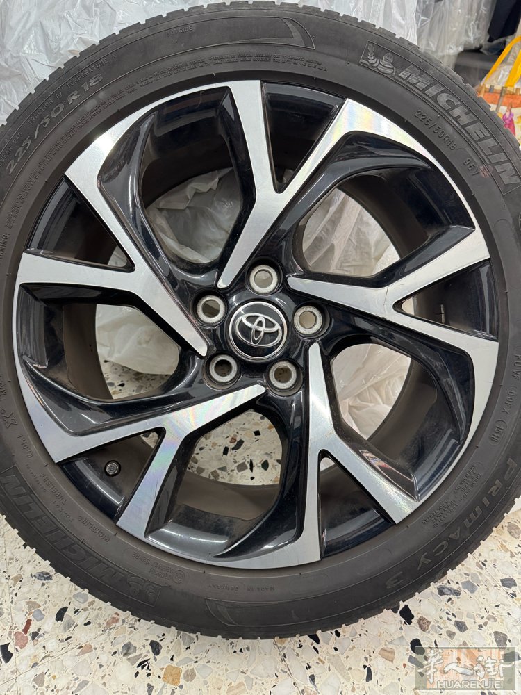 出售四个丰田原装255/50R18钢圈带夏季胎.价格580.电话33183925