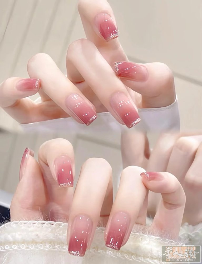 本人有多年的美甲从业经验，手脚Q，彩绘，建构，种植睫毛，脱毛（不是很熟练）。美发