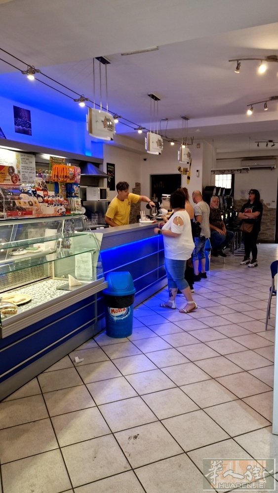 Bar tabacchi 转让 Bologna 省附近小镇有家酒吧+烟店转让，烟