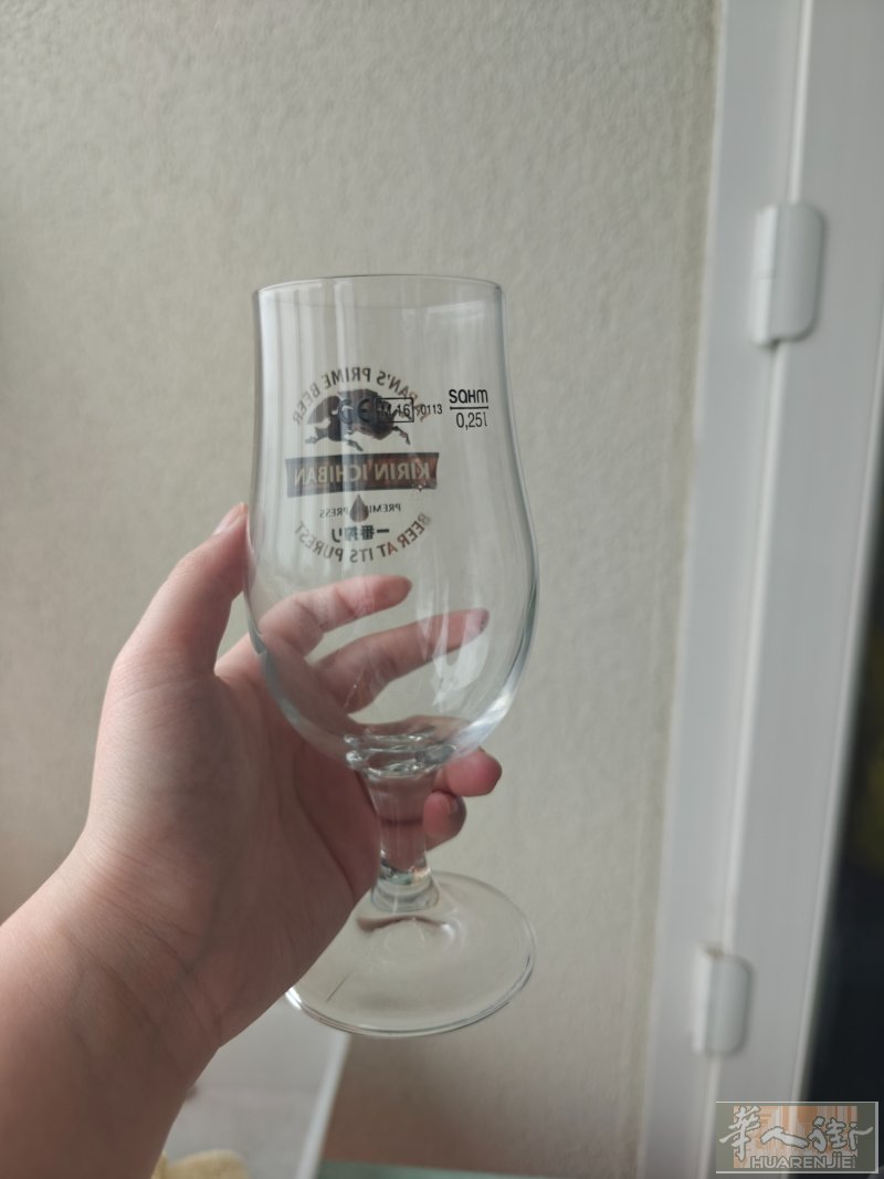 1欧1个全新没用过日本啤酒杯，可以按箱买，一箱6杯6欧（saporo杯子除外，一箱24）