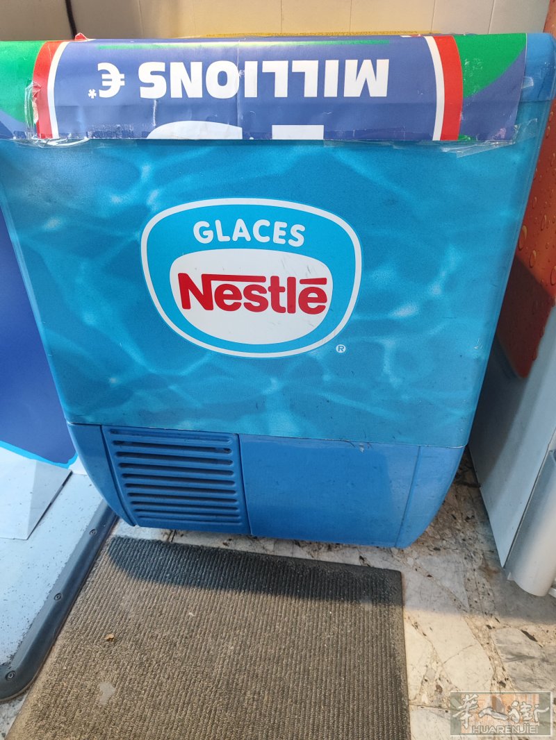 出售 Nestlé 商用冷冻柜，制冷好，容量大，质量结实。带滚轮，移动方便，适合烟草店 / 超市 / 餐馆 / 家用存放。✔ 工作正常✔ 状态良好✔ 带轮子✔ 即买即用价格：180€自取欢迎短信联系：0782802350