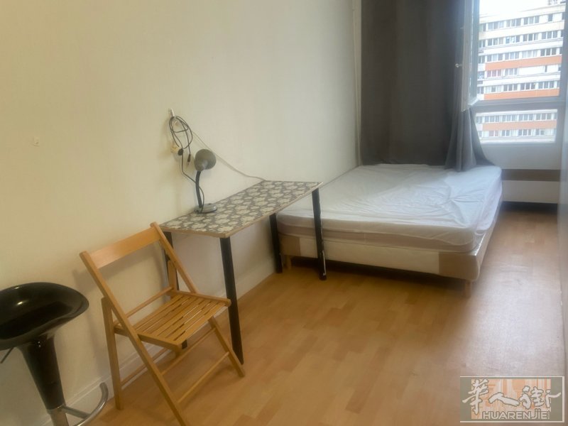 巴黎十三区高楼有一个房间出租马上可以入住有需要的联系0750790988 感谢合