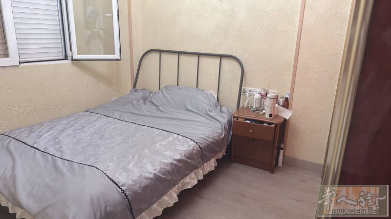 usera 鹿城商场附近有单人房出租大床大衣柜带窗户光线充足，住家人少安静，有网络，有单独的客厅和厨房公用。欢迎爱干净的上班女士入住，电话：600050398