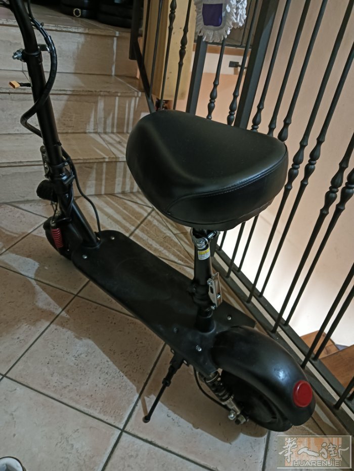 迷你踏板车，带坐的，坐着骑稳定安全，非常适合女生，车轻，女生都能抗上楼，放车后备