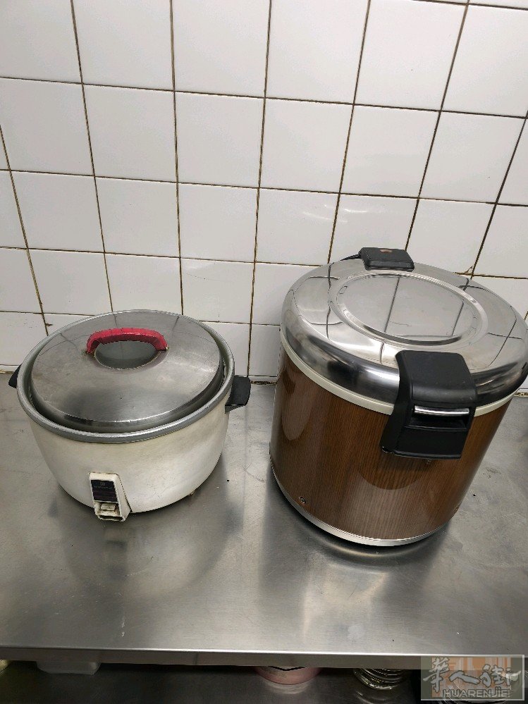 两个电饭锅 80€ 大饭锅全新没用过